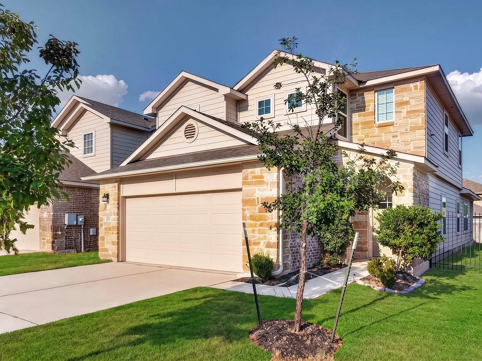 4 bed, 2.5 bath, 2141 sqft, $2,100 — Photo 3