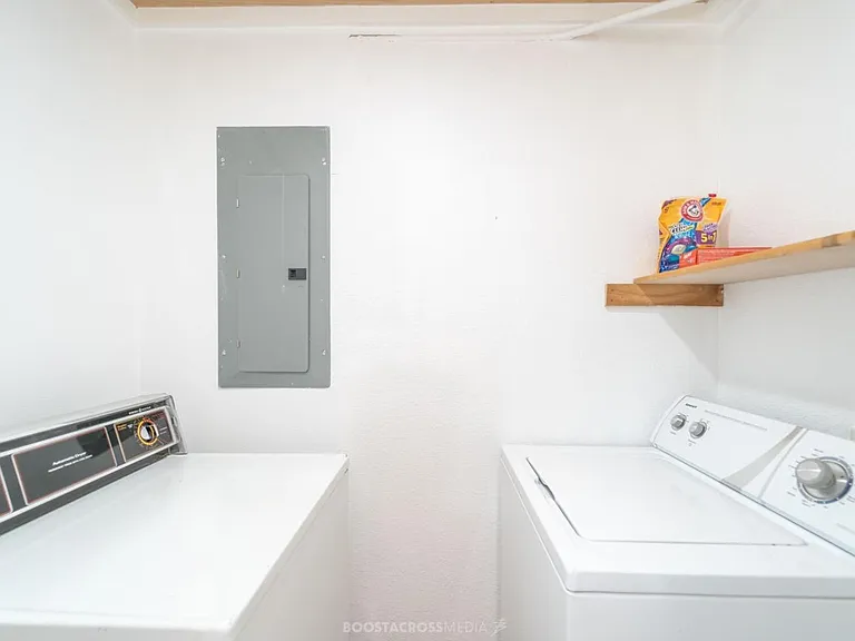 2426 29th St — Photo 32