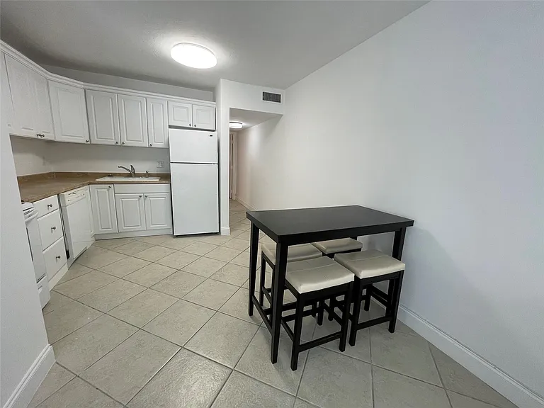 530 S Federal Hwy #5 — Photo 3
