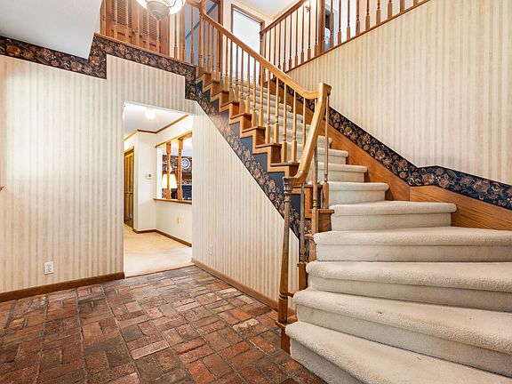 5th image of 118 Woodleigh Drive S