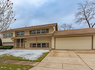 123 Braemar Dr, Elk Grove Village, IL 60007