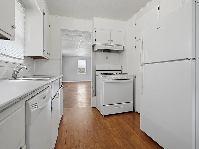 554 Buist St SW — Photo 8