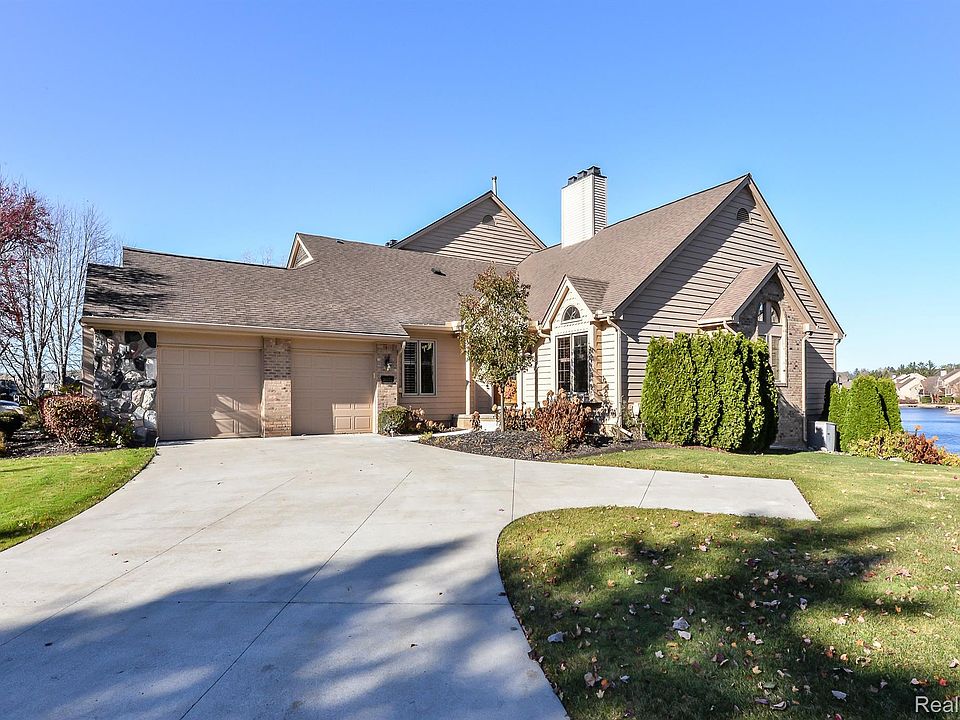 1st image of 18052 Blue Heron Dr W