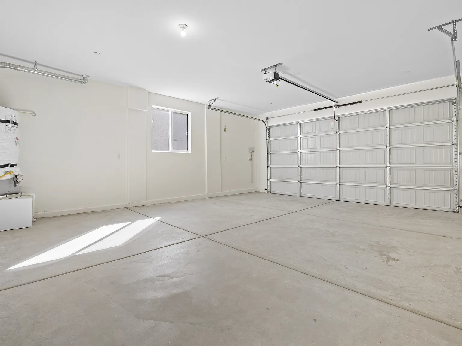 Modern 4-Bedroom + Loft Home in Henderson's Cadence — Photo 3