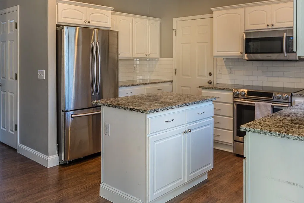 Desirable Applewood Park 4 Bedroom 2.5 Bathroom Home Available April 23 — Photo 4