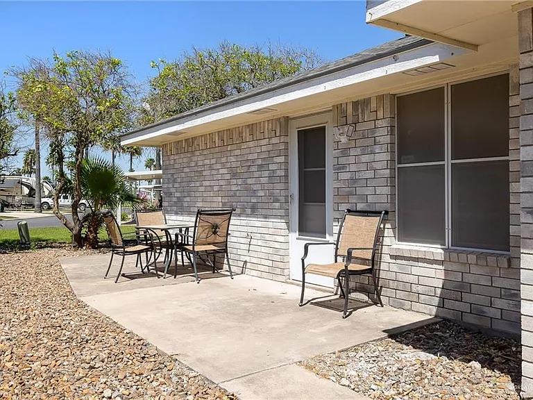 1111 Lake View Dr — Photo 3