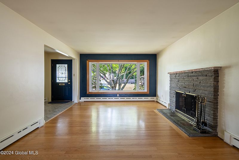3rd image of 419 Hackett Boulevard