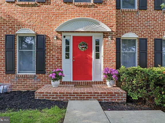 4th image of 400 White Rose Ln