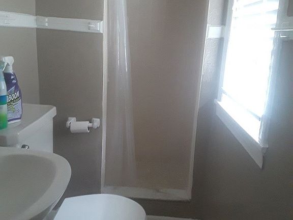 4th image of 1514 1/2 Charlotte Ln