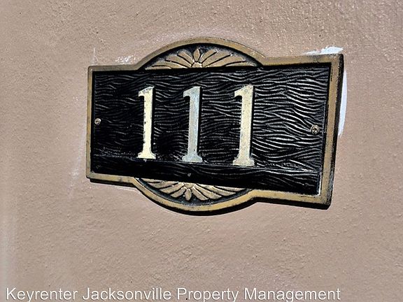 4th image of 111 W 44th St