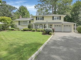 8 Manor Rd, Livingston, NJ 07039