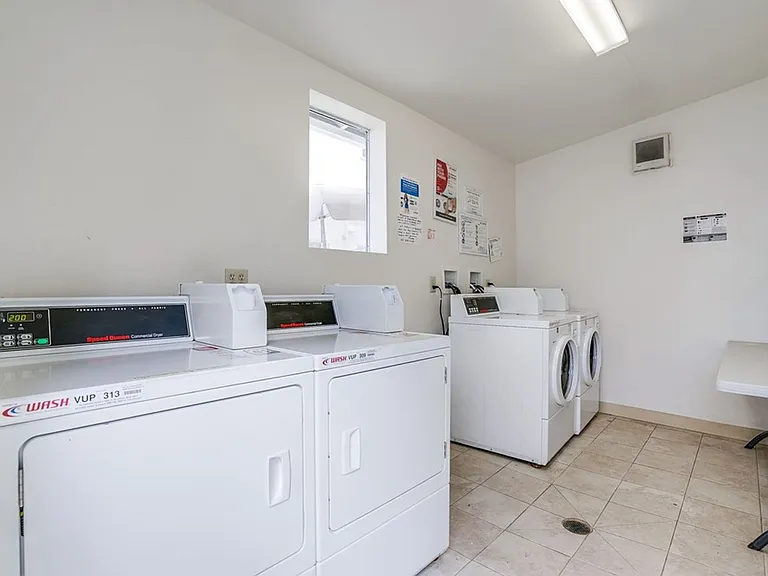 Clarington Ave 3710 — Photo 9