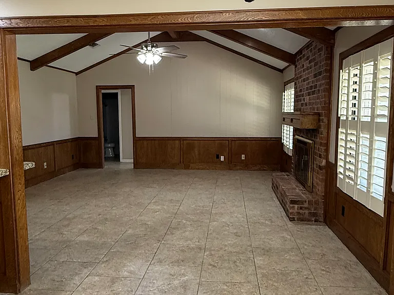 Eat-in to family room view