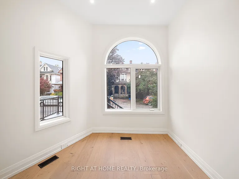 94 Concord Ave E #1 — Photo 3