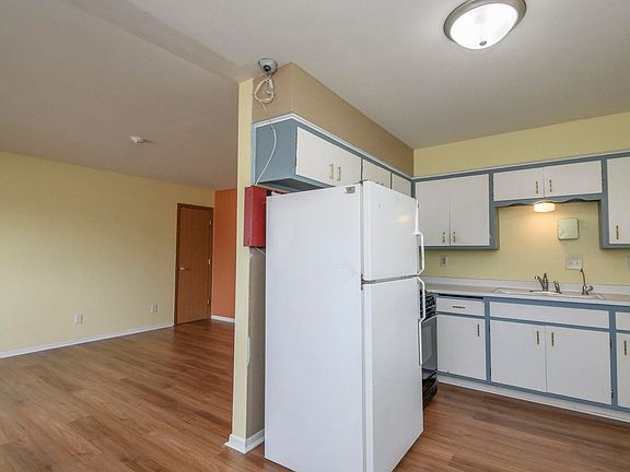 5th image of 325 Sentinel Dr #2