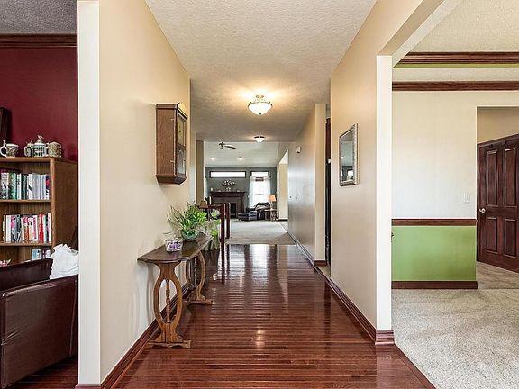 5th image of 188 Fox Glen Dr E