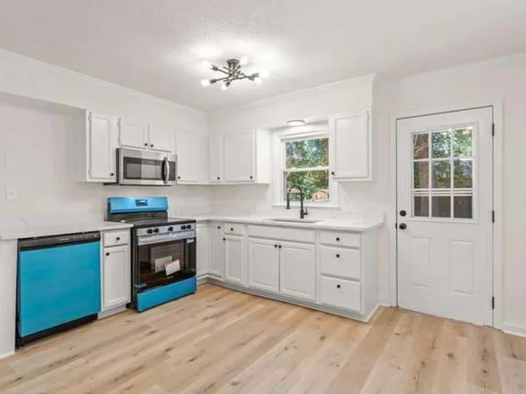 2440 Melfield Dr — Photo 2