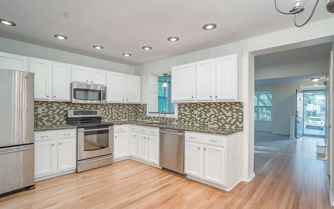 3 bed, 1964 sqft, $2,500 — Photo 3