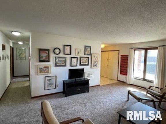 5th image of 502 E James Dr