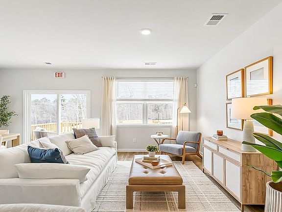 5th image of 303 Bluebell Way