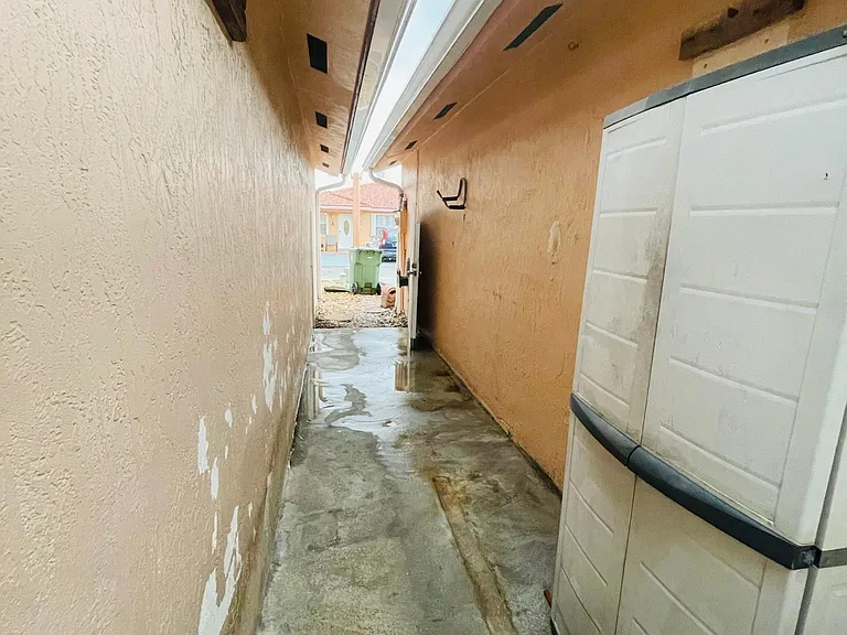 2233 W 74th Ter — Photo 10
