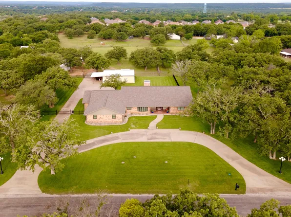 4 Buckskin Rd, Mineral Wells, TX 76067