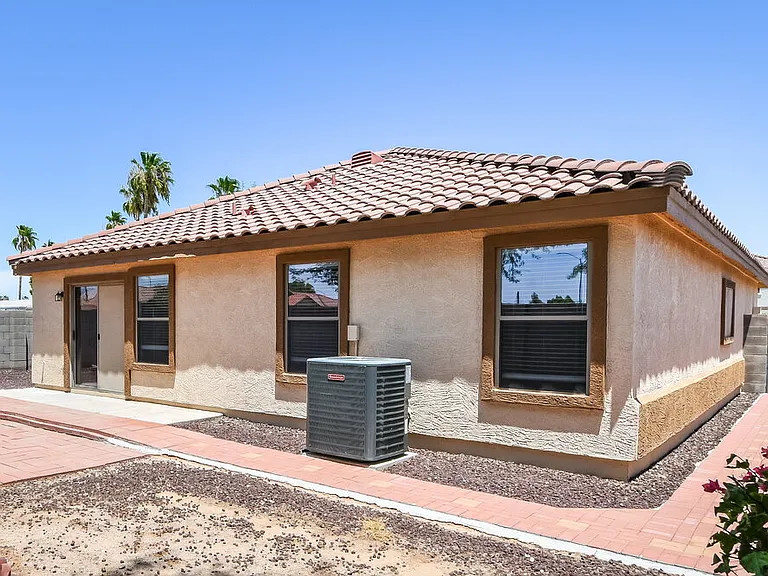 1006 S Clancy Cir — Photo 16