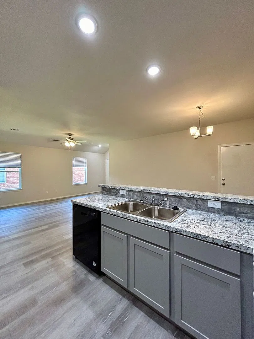 142.1 - 1800 W. 23rd - Teal Ridge — Photo 4