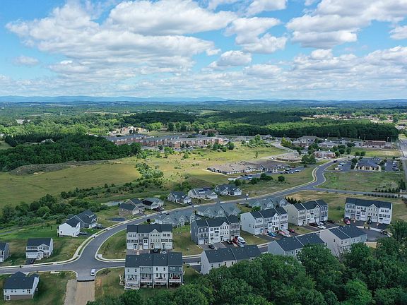 4th image of 28 Iron Horse Ln