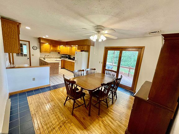 3rd image of 107 Parkview Dr