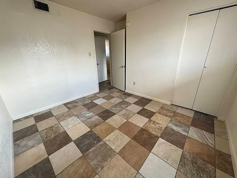 807 W Hallmark Ave — Photo 17