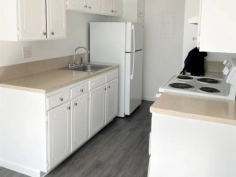 Hill Town Apartments — Photo 43