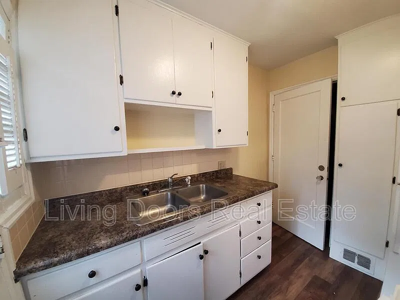 2 bed, 1.0 bath, 910 sqft, $1,025 — Photo 2