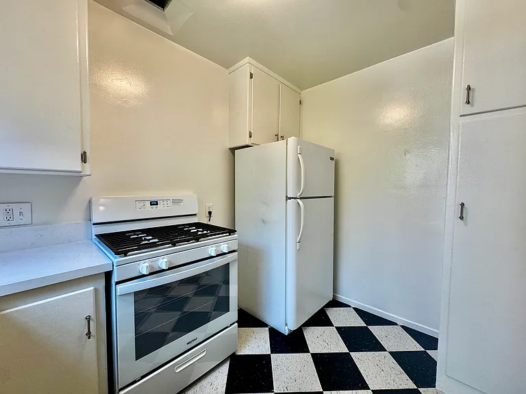 1401 N Fairfax Ave #102 — Photo 9