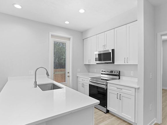 3rd image of 394 SW 7th Pl