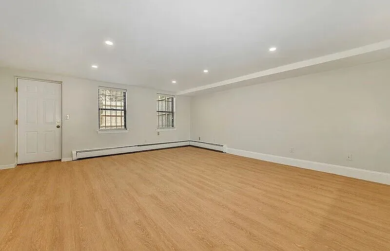 2 bed, 1.0 bath, 1300 sqft, $2,300 — Photo 4
