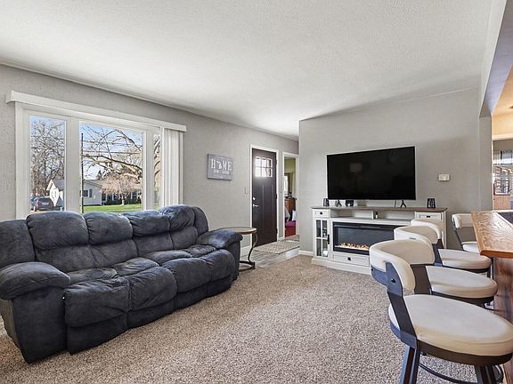3rd image of 96 Central Park Dr