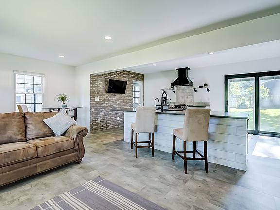 5th image of 20 Meadow View Dr