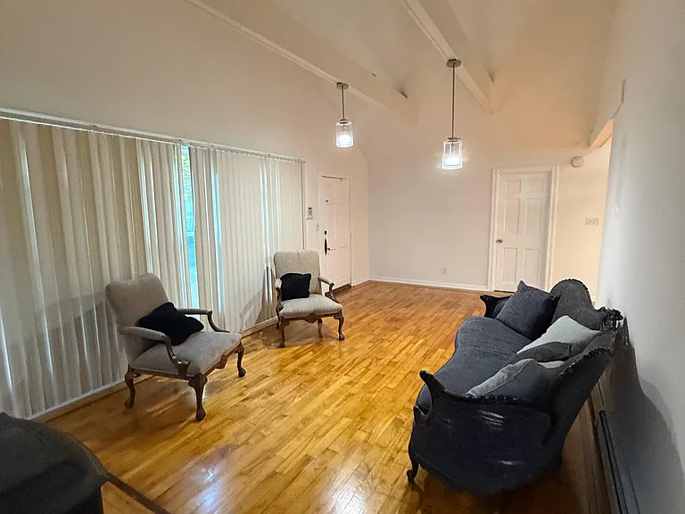 2 Bancroft Ln — Photo 2