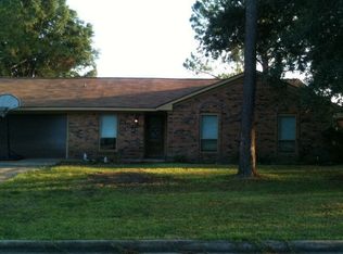 104 Meadowlark Ln, Angleton, TX 77515