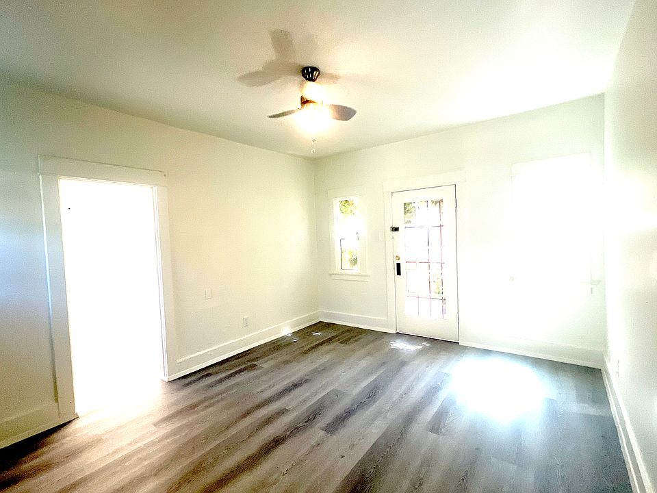 Living room facing the front door. Entrance to the kitchen on the left.