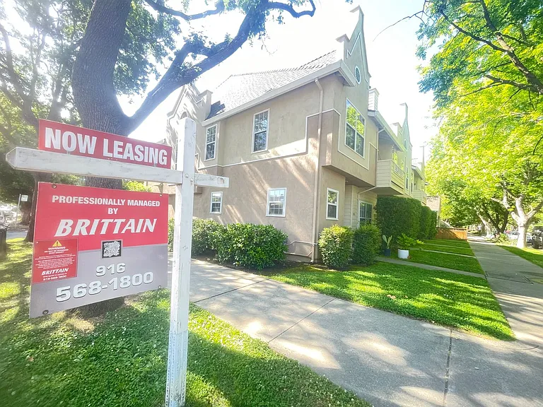 2 Bedroom, 2 Bathroom Townhouse with Attached Garage and Washer/Dryer Hookups! — Photo 27
