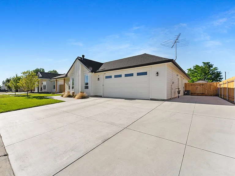 1065 SW Camille Dr — Photo 3