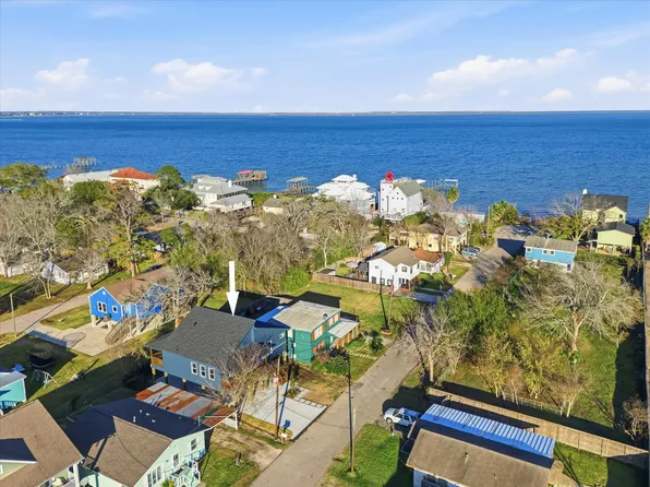 214 S Y St, La Porte, TX 77571