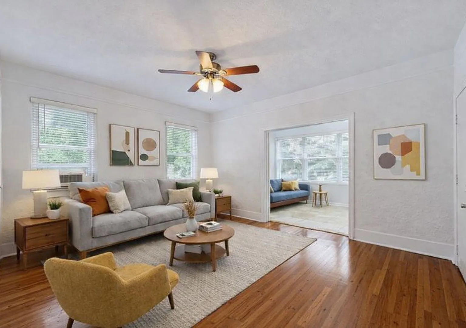 Renovated 2 Bedroom 1 Free Parking Space Located Steps from Lake Eola, Downtown Orlando — Photo 3