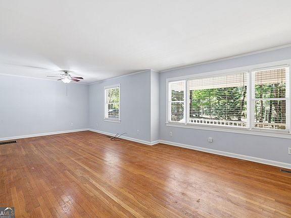 5th image of 584 Cornwall Pl