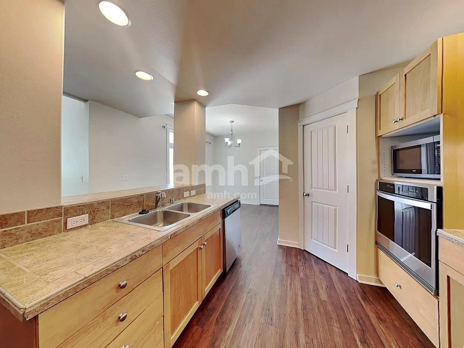 3 bed, 2.5 bath, 2214 sqft, $3,025 — Photo 4