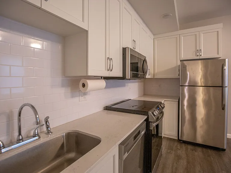 7100 N Greenwich Ave — Photo 4