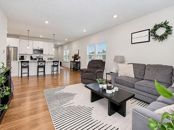 3rd image of 511 Hampstead Dr