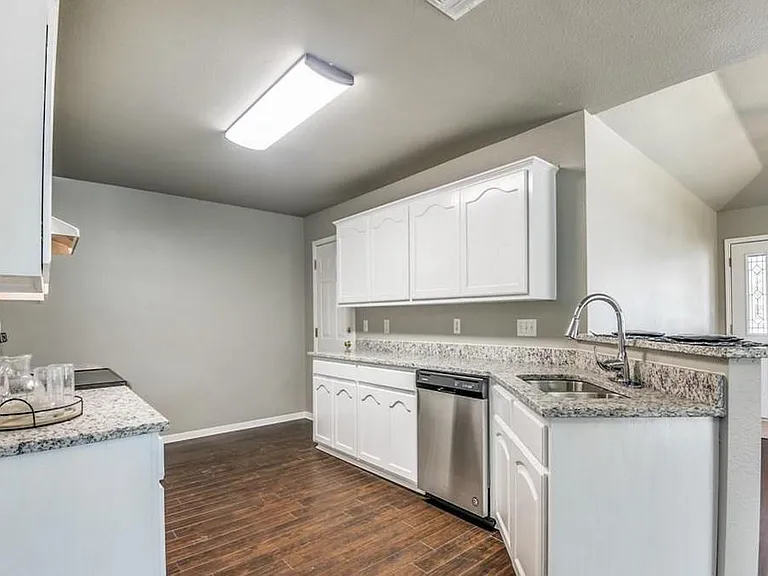 2066 Bentwood Dr — Photo 3